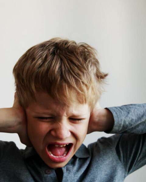 Comment les parents peuvent-ils répondre aux accès de colère d'un jeune enfant ?