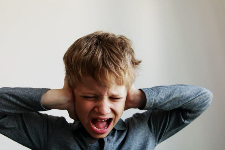 Comment les parents peuvent-ils répondre aux accès de colère d'un jeune enfant ?