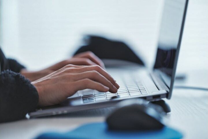 Des objets du quotidien sont une source de bactéries, y compris les éponges de cuisine