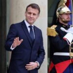 Emmanuel Macron exprime son scepticisme sur une paix rapide en Ukraine lors d'une visioconférence