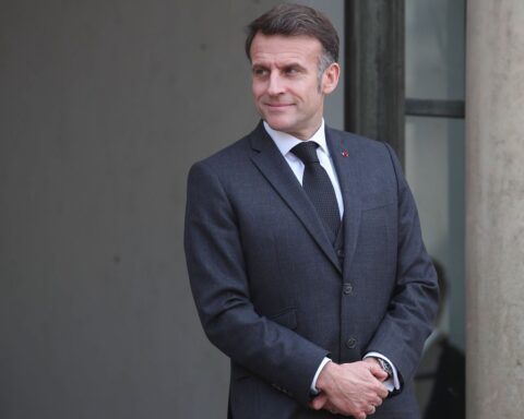 Emmanuel Macron progresse dans les sondages grâce à sa position à Davos