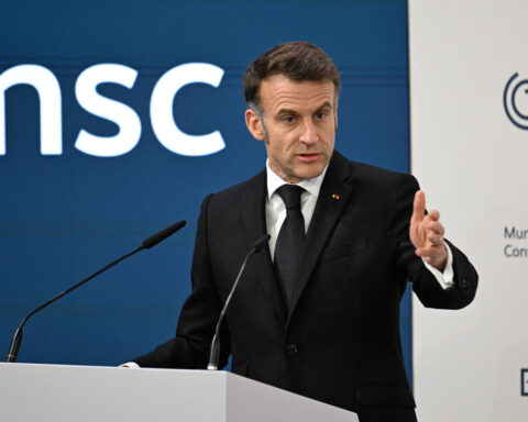 Emmanuel Macron qualifie La France insoumise de mouvement d'extrême gauche avec des expressions antisémites à combattre