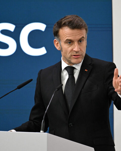 Emmanuel Macron qualifie La France insoumise de mouvement d'extrême gauche avec des expressions antisémites à combattre