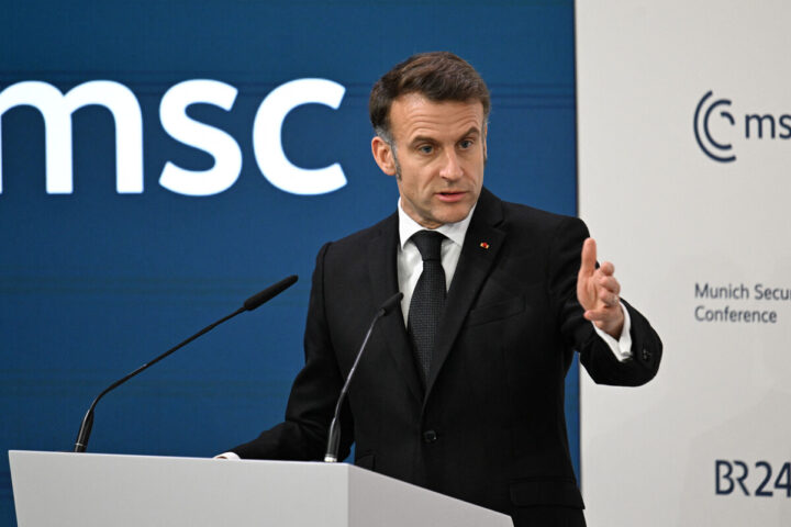 Emmanuel Macron qualifie La France insoumise de mouvement d'extrême gauche avec des expressions antisémites à combattre