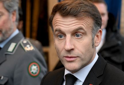 Emmanuel Macron qualifie La France insoumise d'extrême gauche et dénonce des expressions antisémites
