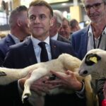 Emmanuel Macron visite un Salon de l’agriculture sans vaches et fait face aux protestations des agriculteurs