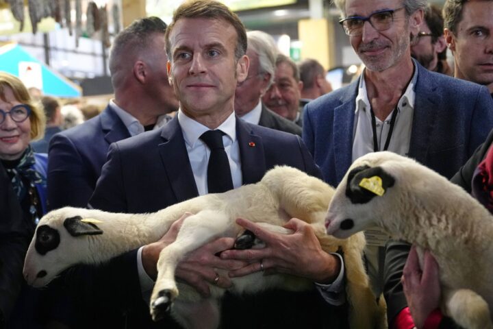 Emmanuel Macron visite un Salon de l’agriculture sans vaches et fait face aux protestations des agriculteurs