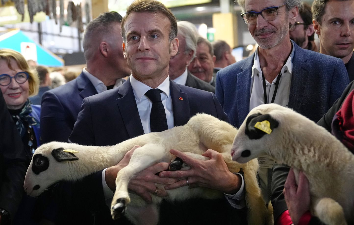 Emmanuel Macron visite un Salon de l’agriculture sans vaches et fait face aux protestations des agriculteurs