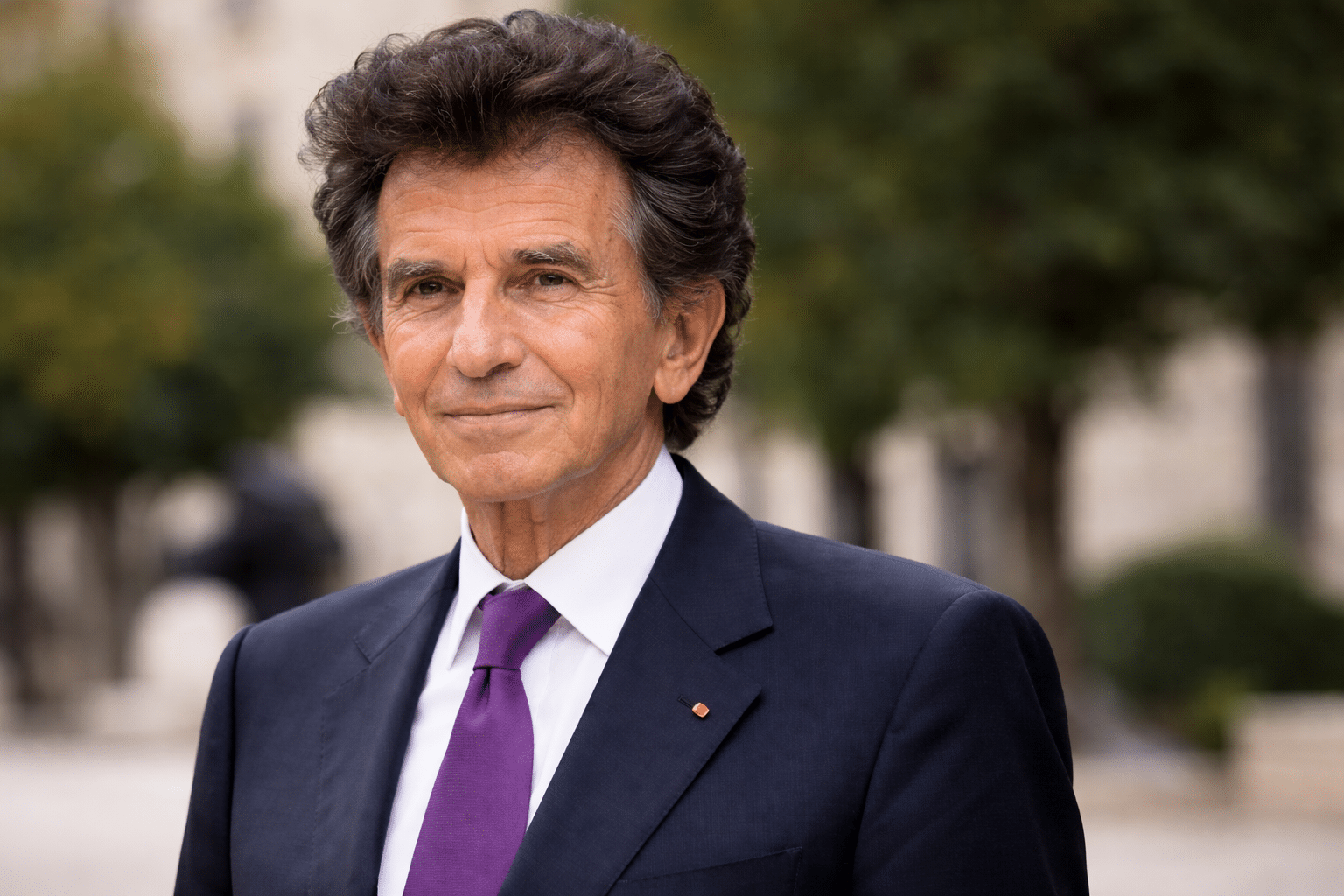 Jack Lang, l'intouchable sous le feu des rumeurs : implications financières, réseaux et lien avec l'affaire Epstein.