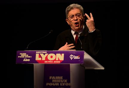 Jean-Luc Mélenchon défend la Jeune Garde et critique les médias lors d'un meeting à Lyon