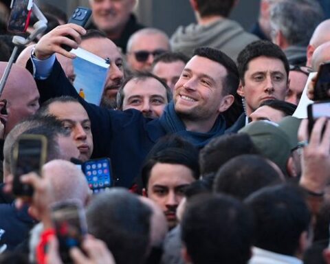 Jordan Bardella réaffirme son soutien à Marine Le Pen à Agde avant les municipales