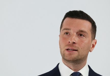 Jordan Bardella réaffirme son soutien à Marine Le Pen pour 2027 lors d'une visite à Agde