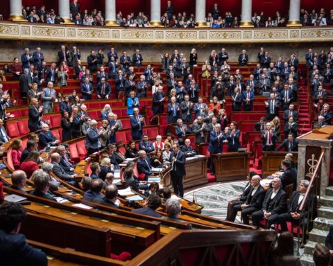 La députée Horizons ne se lève pas pour l'hommage à Quentin Deranque à l'Assemblée nationale