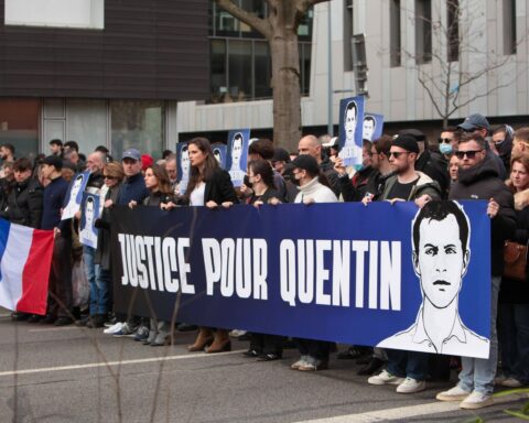 La famille de Quentin Deranque critique la récupération politique et les débordements racistes lors de l'hommage à Lyon