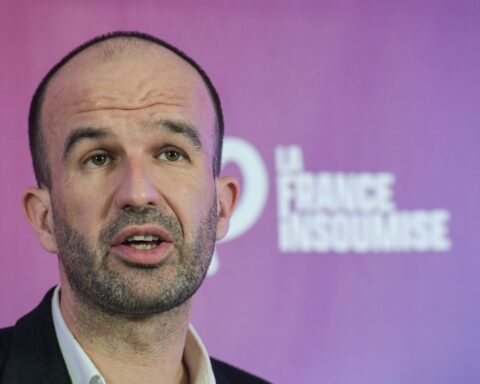 La France Insoumise demande une enquête sur la dépendance économique de la France aux États-Unis