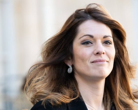 La porte-parole du gouvernement qualifie La France insoumise de « totalitaire » sur son rapport à la presse