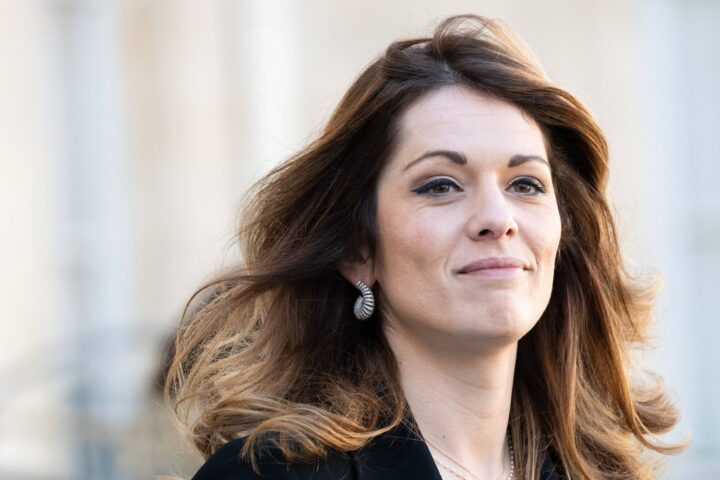La porte-parole du gouvernement qualifie La France insoumise de « totalitaire » sur son rapport à la presse