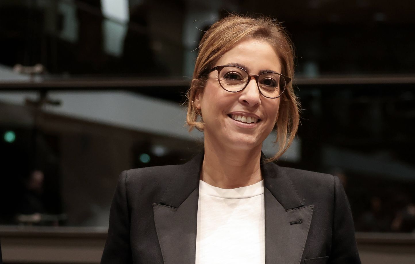 Léa Salamé défend son statut de journaliste indépendante face aux critiques sur sa relation avec Glucksmann