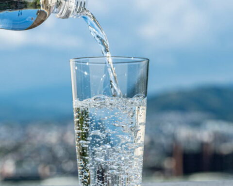 L'eau gazeuse est-elle réellement nuisible pour vos dents ?
