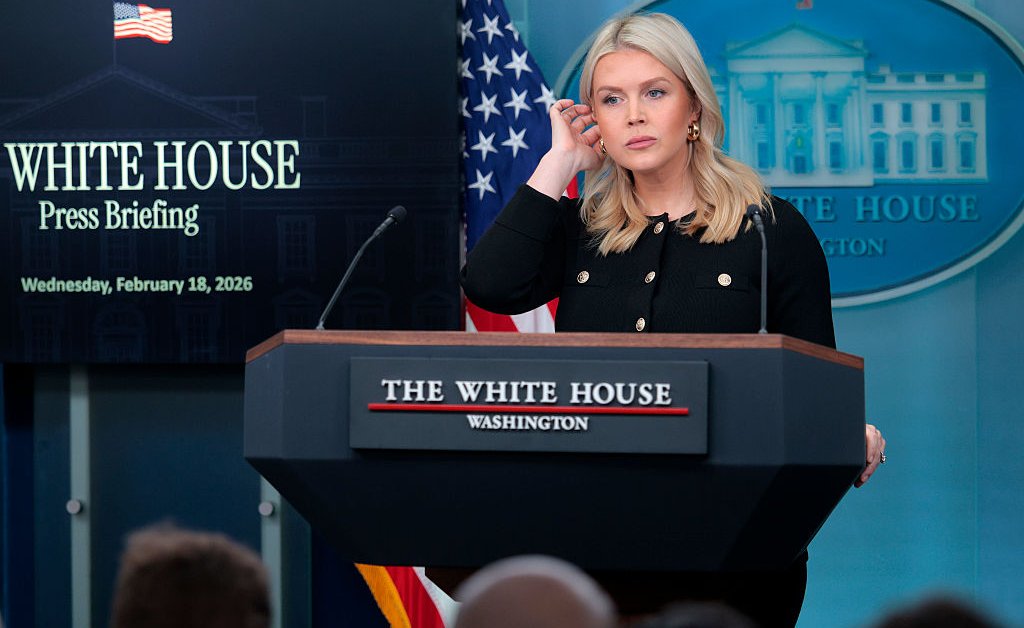 Leavitt appelle l'Iran à négocier alors que Trump intensifie les préparatifs militaires