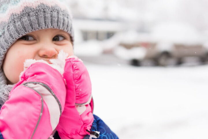 Les dangers de consommer de la neige : polluants et risques microbiologiques en ville et à la montagne
