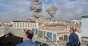 Les États-Unis et Israël lancent des frappes militaires contre l'Iran, une campagne qualifiée par Trump de « massive et continue »