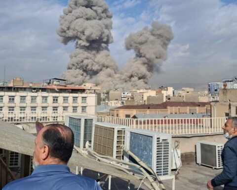 Les États-Unis et Israël lancent des frappes militaires contre l'Iran, une campagne qualifiée par Trump de « massive et continue »