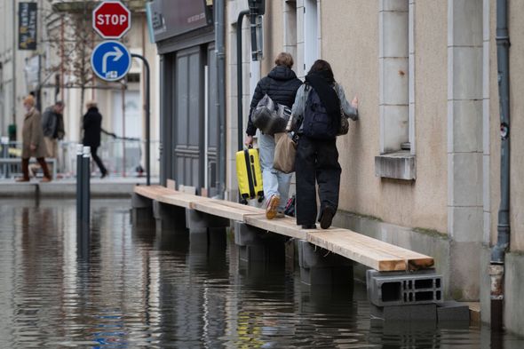 Les inondations reculent dans l’Ouest de la France, une rentrée scolaire presque normale prévue