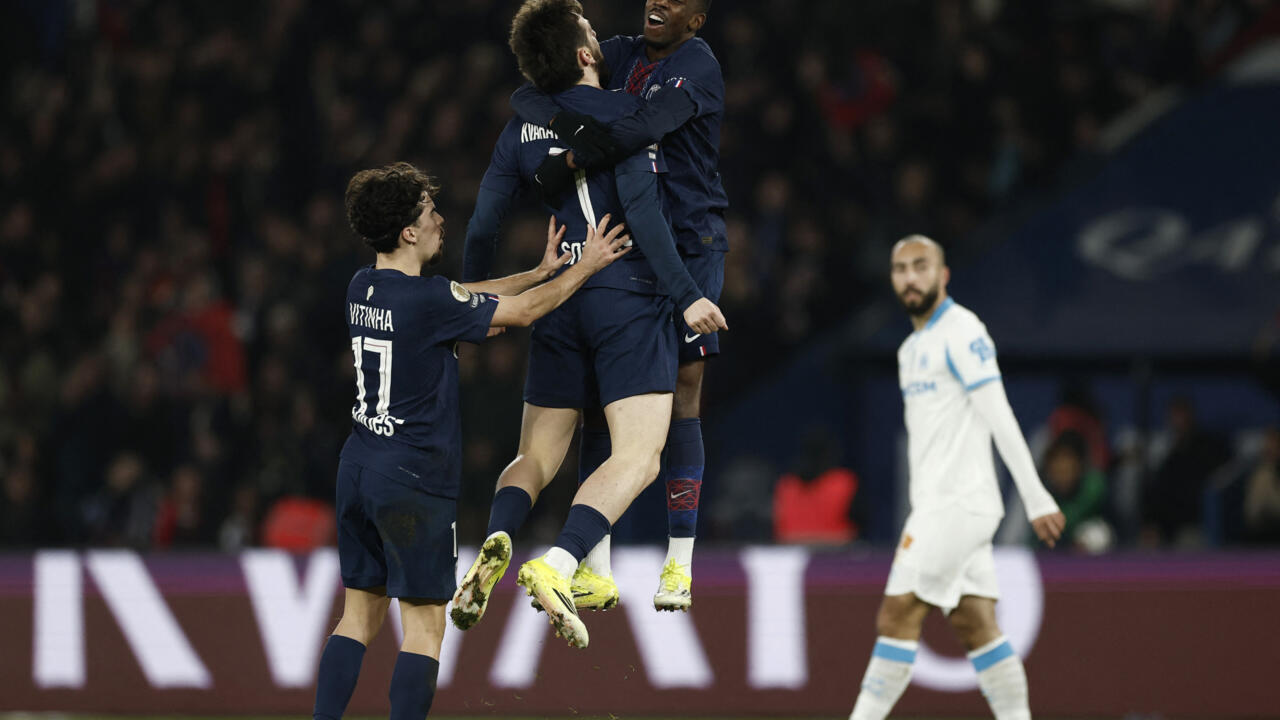 Ligue 1 : le PSG domine l'OM lors du Classique avec un score de 5-0 et reprend la première place du classement. Football italien : le stade de San Siro...
