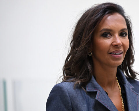 M6 défend Karine Le Marchand face à des accusations de racisme et des menaces reçues