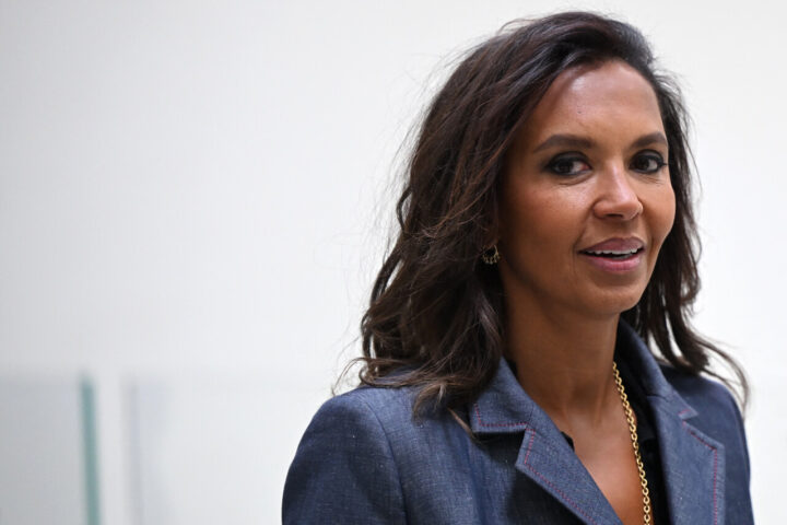 M6 défend Karine Le Marchand face à des accusations de racisme et des menaces reçues