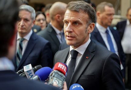 Macron appelle les partis extrêmes à se distancier de la violence après la mort de Quentin Deranque