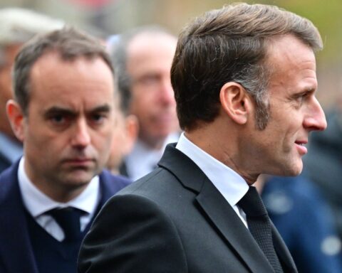 Macron en hausse de popularité, Lecornu atteint un record d'impopularité selon Ipsos BVA