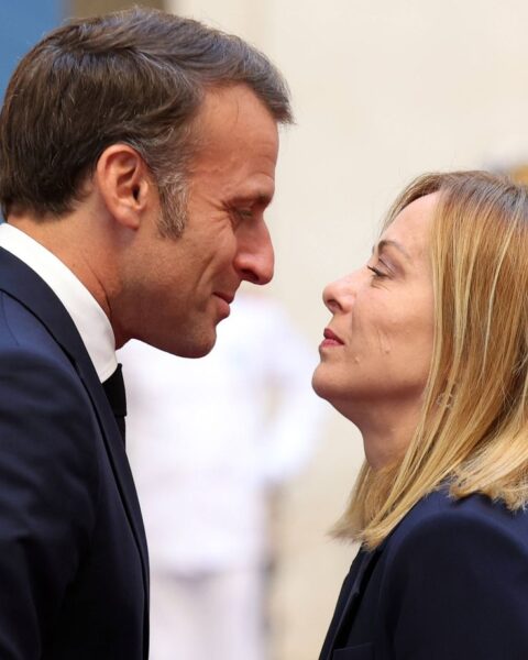Macron réagit vivement aux déclarations de Meloni sur la mort de Quentin Deranque à Lyon