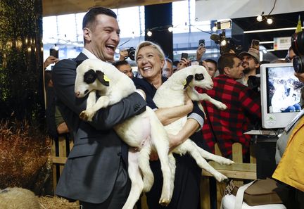 Marine Le Pen et Jordan Bardella affichent leur unité au Salon de l'agriculture à Paris