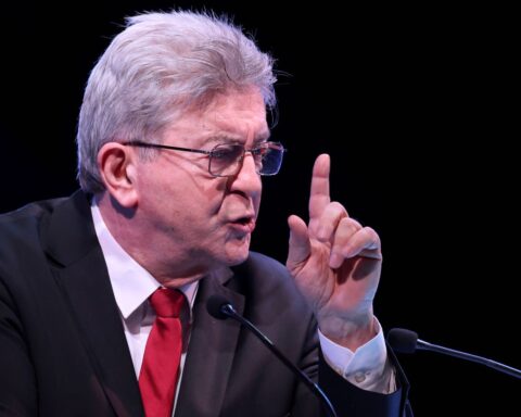 Mélenchon refuse les critiques de Lecornu après la mort de Quentin Deranque