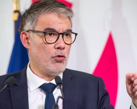 Olivier Faure dénonce le classement de LFI à l'extrême gauche dans une circulaire du ministère de l'Intérieur
