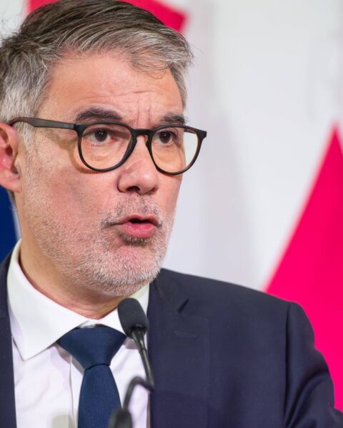 Olivier Faure dénonce le classement de LFI à l'extrême gauche dans une circulaire du ministère de l'Intérieur