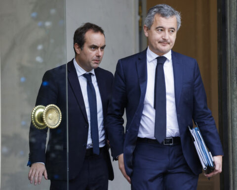 Réduction des interventions publiques des ministres en période électorale en France