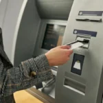 Retirer de l'argent le dimanche ou le lundi : une pratique courante qui peut engendrer des coûts élevés.