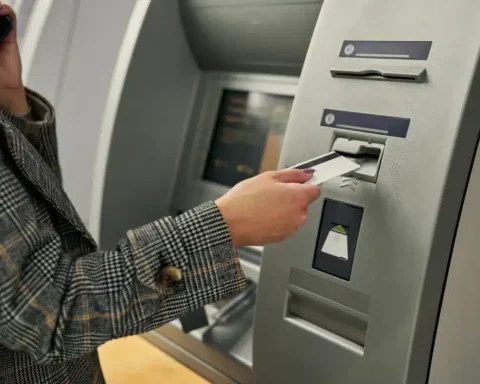 Retirer de l'argent le dimanche ou le lundi : une pratique courante qui peut engendrer des coûts élevés.