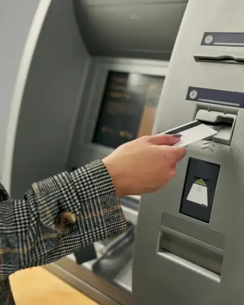 Retirer de l'argent le dimanche ou le lundi : une pratique courante qui peut engendrer des coûts élevés.