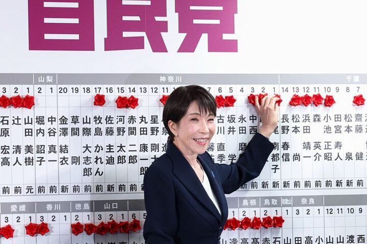 Sanae Takaichi remporte les élections au Japon avec une victoire écrasante