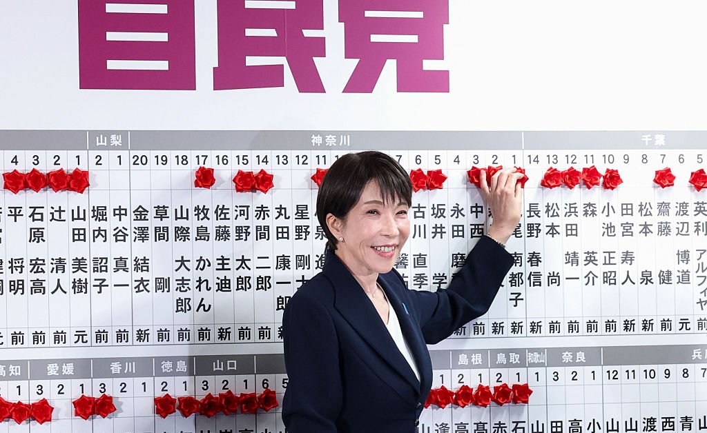 Sanae Takaichi remporte les élections au Japon avec une victoire écrasante