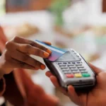 Suspendre votre carte bancaire pour vos achats : ce geste quotidien qui vous revient beaucoup plus cher