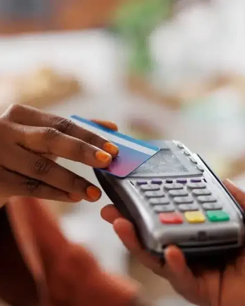 Suspendre votre carte bancaire pour vos achats : ce geste quotidien qui vous revient beaucoup plus cher