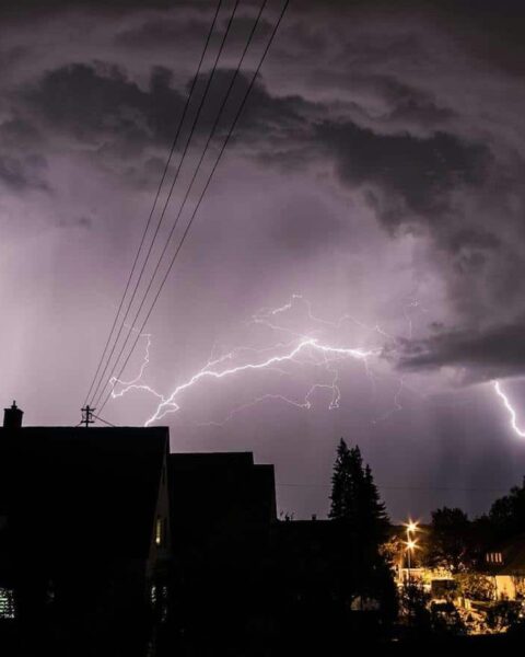 Tempête Nils : des pluies torrentielles, des crues et des vents atteignant 180 km/h attendus
