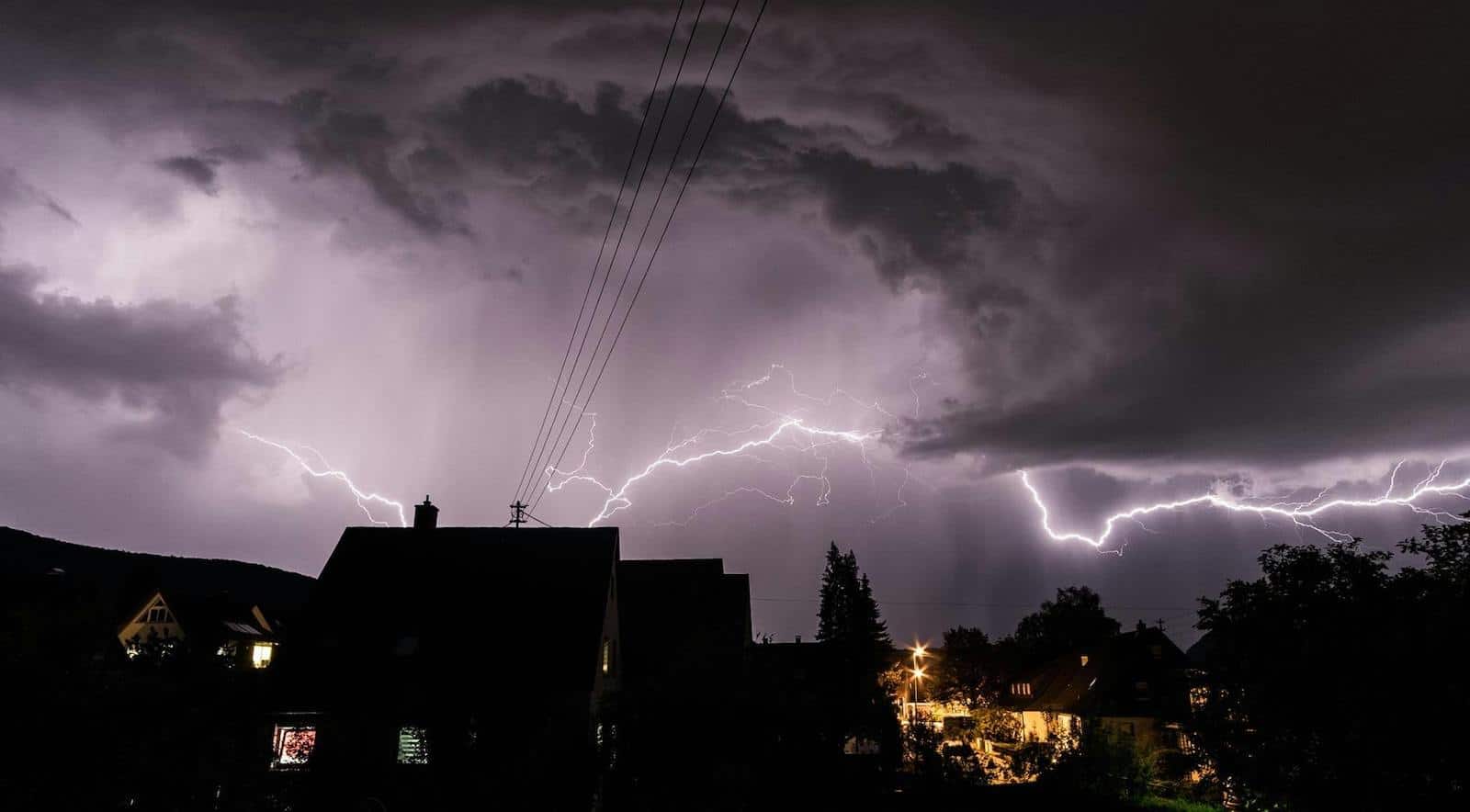 Tempête Nils : des pluies torrentielles, des crues et des vents atteignant 180 km/h attendus