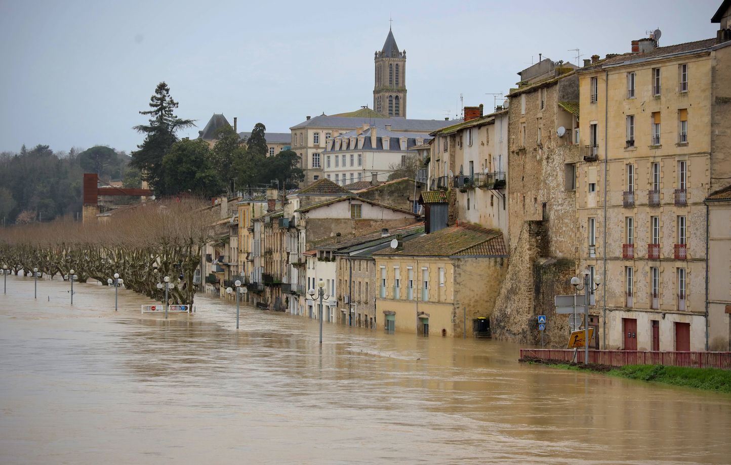 Tempête Pedro : quatre départements de France en alerte rouge pour crues