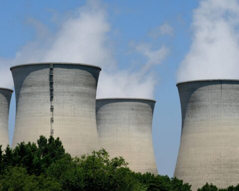 Transition énergétique : le gouvernement français mise sur le nucléaire au détriment des renouvelables d'ici 2035